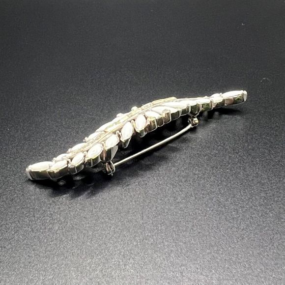 Vintage CROWN TRIFARI Feather Brooch Pin Milk Glass Clear Rhinestone Signed RARE - Picture 5 of 11